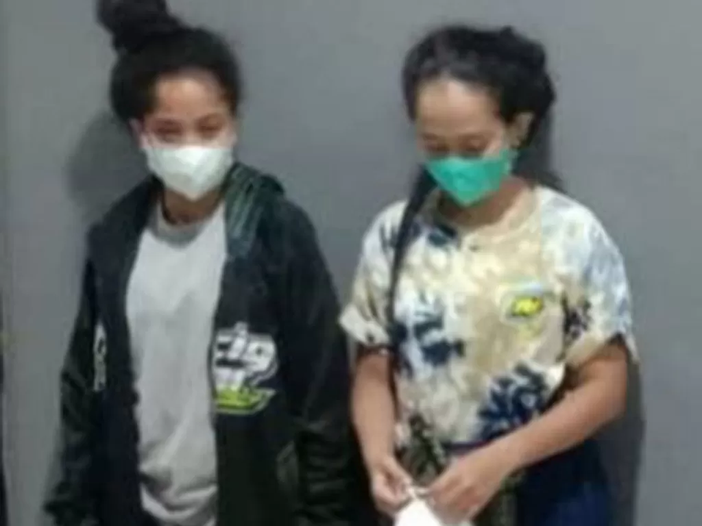 Dua remaja perempuan yang ikut mengeroyok polisi saat balap liar di Cilandak, Jaksel. (Ist)