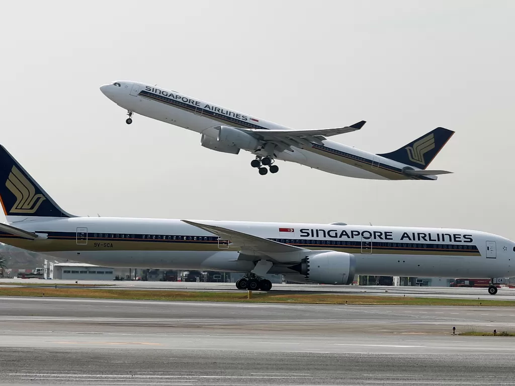 Ilustrasi, Pesawat Airbus A330-300 Singapore Airlines lepas landas di belakang Boeing 787-10 Dreamliner di Bandara Changi di Singapura 28 Maret 2018.  (photo/REUTERS/Edgar Su/ilustrasi)