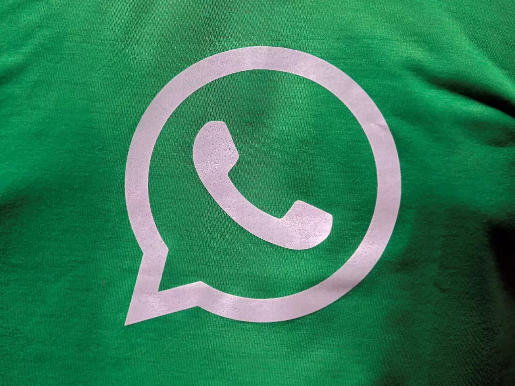 Tampilan logo aplikasi perpesanan online WhatsApp (photo/REUTERS)