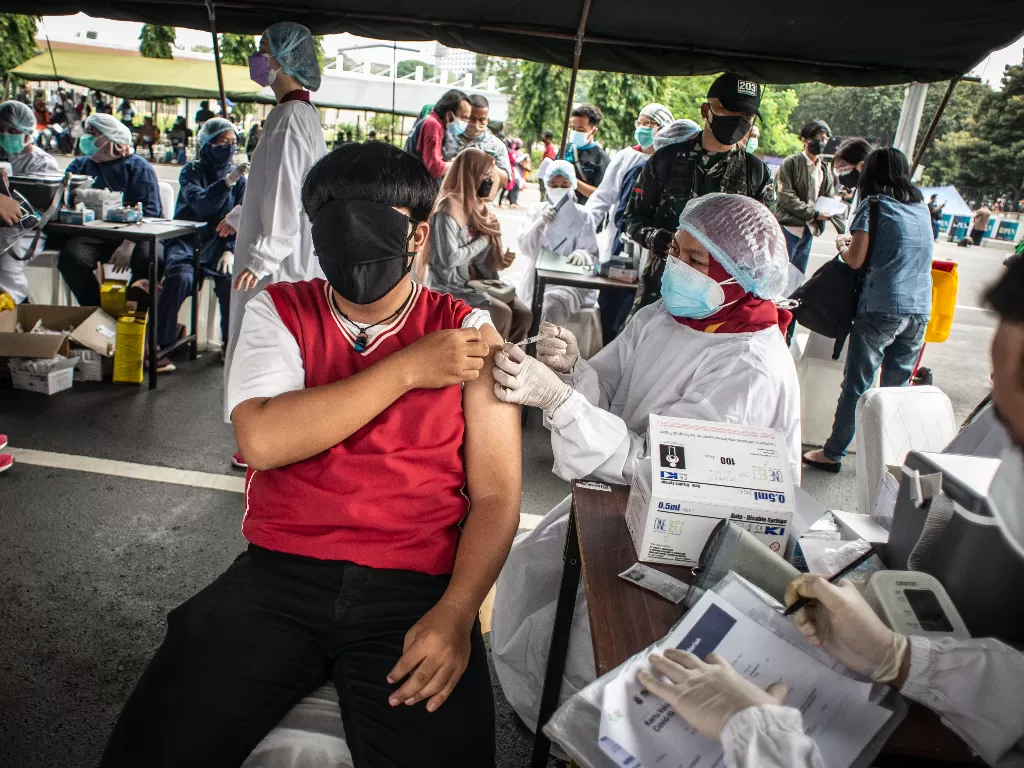 Tenaga Kesehatan menyuntikkan vaksin COVID-19 kepada warga di Stadion Utama Gelora Bung Karno, Senayan, Jakarta, Minggu (11/7/2021). (ANTARA/Aprilio Akbar)