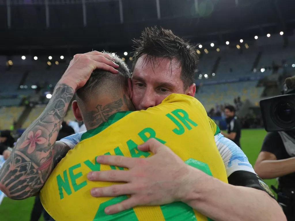 Neymar dan Lionel Messi berpelukan usai partai final Copa America. (Twitter)