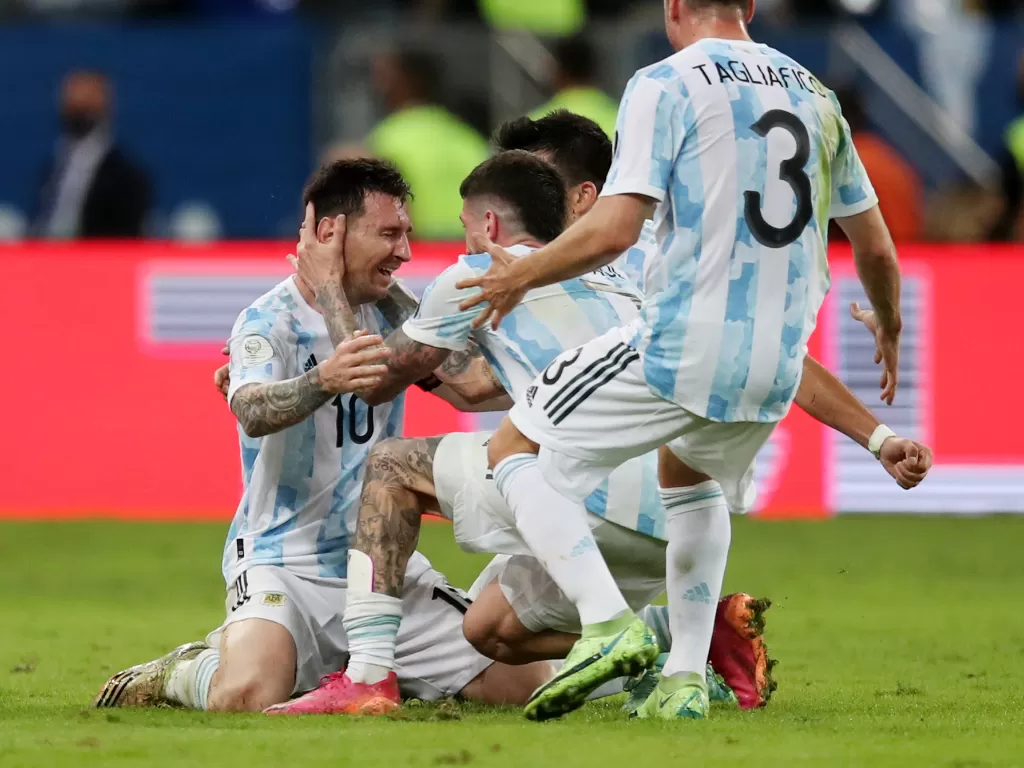 Lionel Messi melakukan selebrasi usai memenangkan Copa America bersama rekan satu timnya. (REUTERS/Ricardo Moraes)
