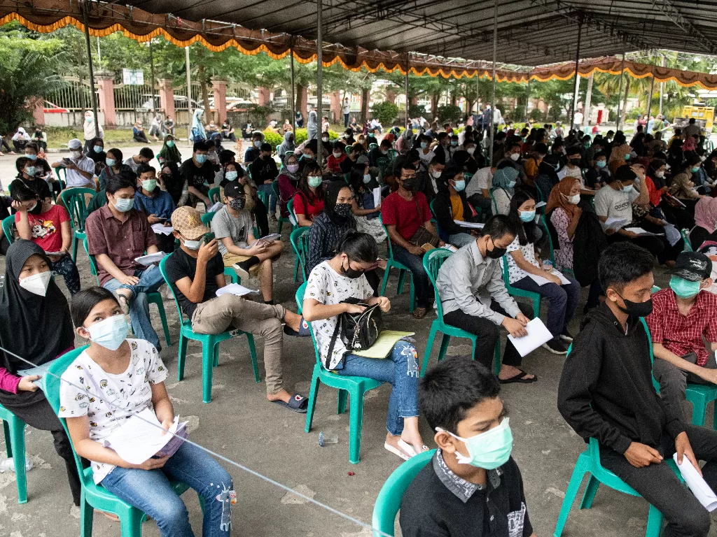 Anak usia 12-18 tahun antre untuk mengikuti vaksinasi COVID-19 di RSUP Dr Mohammad Hoesin Palembang, Sumatera Selatan, Sabtu (10/7/2021). (ANTARA/Nova Wahyudi)