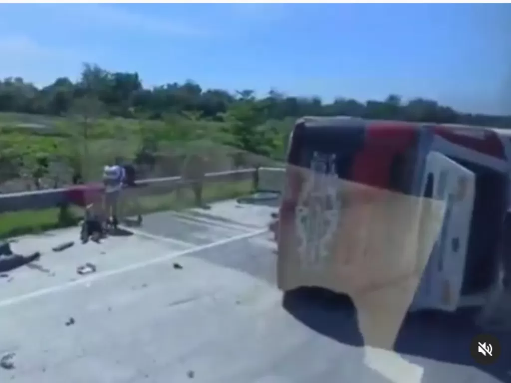 Kecelakaan bus di tol Pemalang (Instagram @infoupdatejateng)