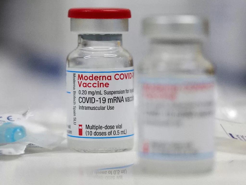 Vaksin COVID-19 Moderna. (photo/REUTERS/KAI PFAFFENBACH)