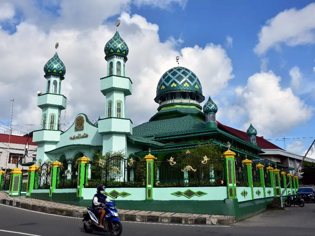 Ilustrasi. Pengendara sepeda motor melintasi Masjid Jami Ambon di Kota Ambon, Provinsi Maluku, Selasa (1/6/2021).  (photo/ANTARA FOTO/FB Anggoro/ilustrasi)