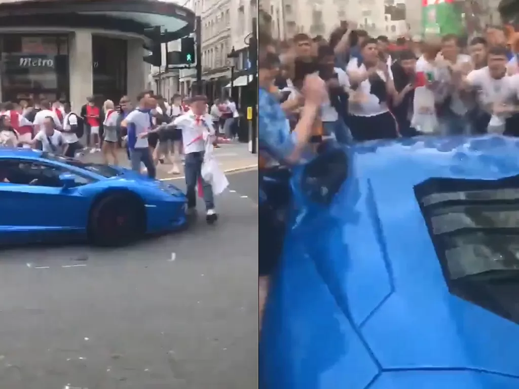 Sejumlah suporter bola di Inggris saat mengerumuni mobil Lamborghini (photo/Twitter/@NewsForAllUK)