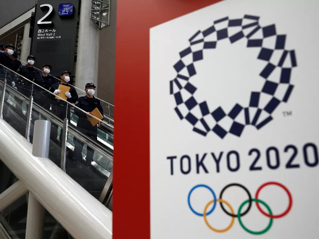 Polisi berjaga di sekitar ruang pers Olimpiade Tokyo (REUTERS/Edgar Su)