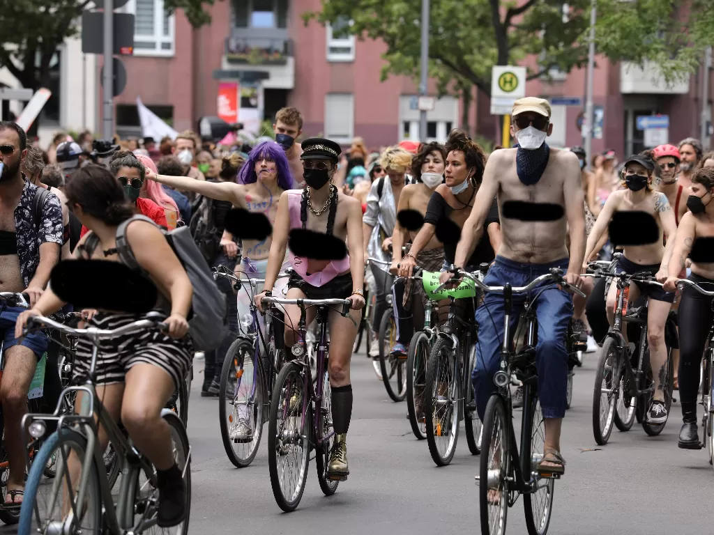 Para demonstrasi wanita bertelanjang dada. (REUTERS/Christian Mang)