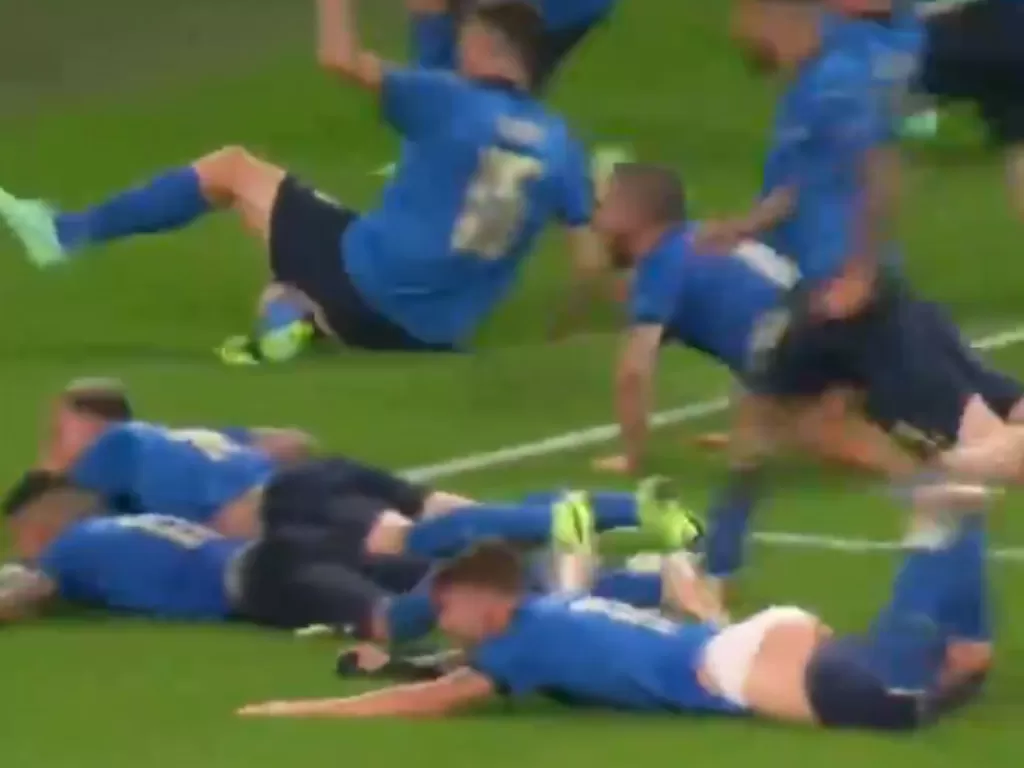 Celana Ciro Immobile melorot saat selebrasi kemenangan Italia atas Inggris di final EURO 2020. (Screenshoot/Twitter/@Troll__Footbal)