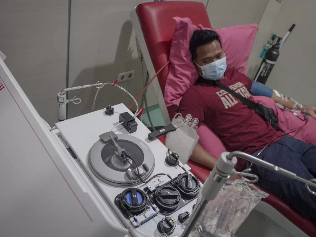 Warga penyintas COVID-19 mendonorkan plasma konvalesen di Palang Merah Indonesia (PMI) Solo, Jawa Tengah, Kamis (8/7/2021). (ANTARA/Mohammad Ayudha)