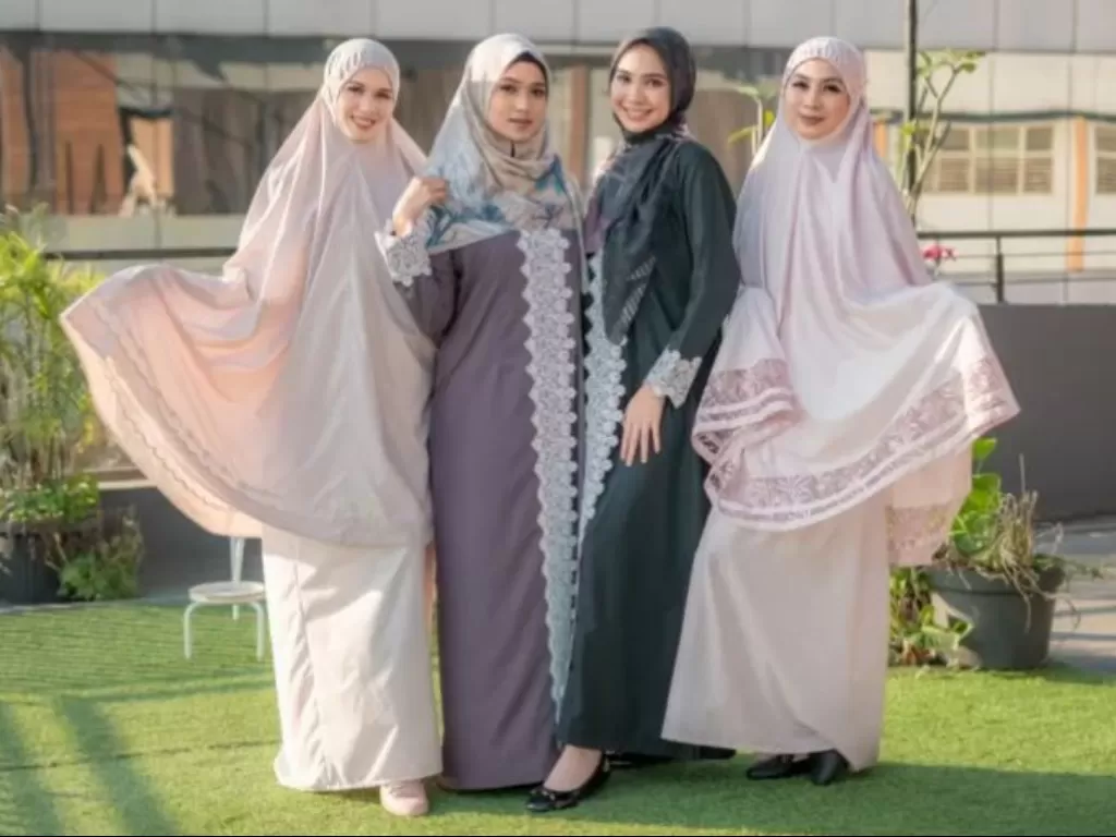 Tampilan produk mukena dan hijab terbaru Siti Khadijah. (photo/Dok. ANTARA)