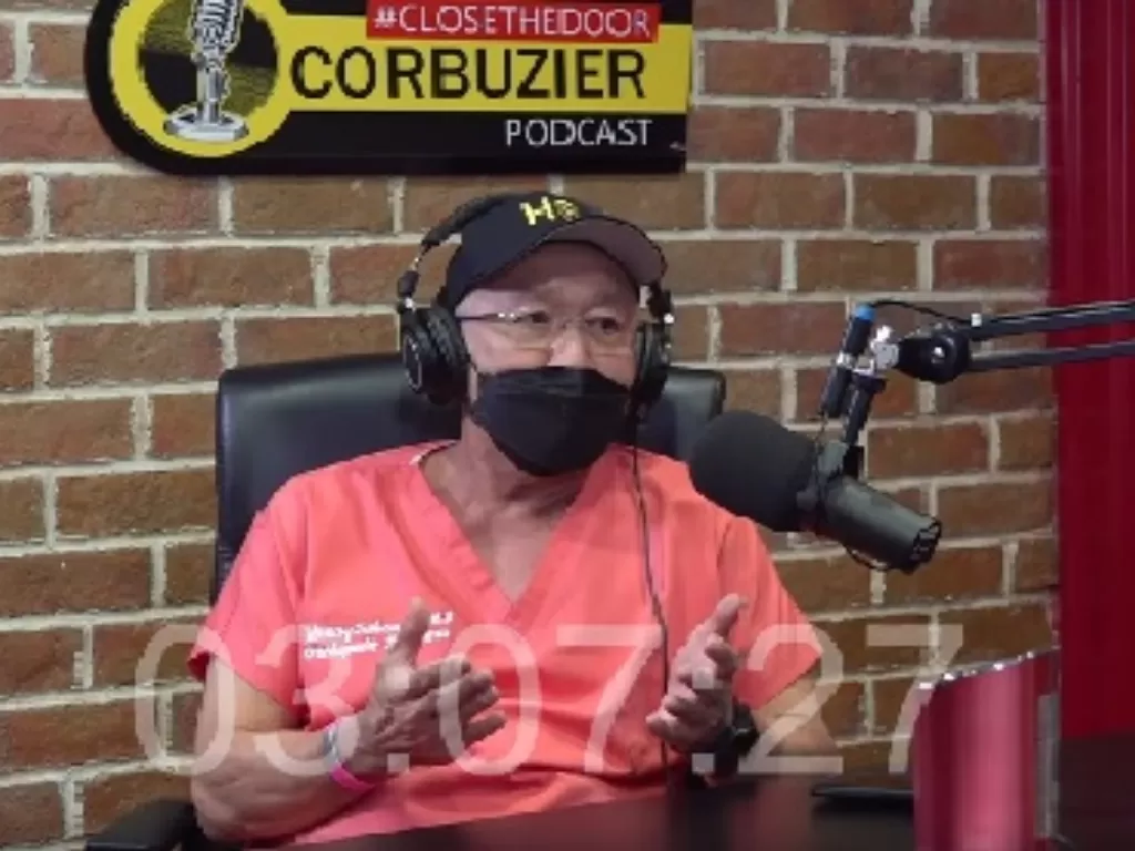 dr. Henry Suhendra diwawancarai Deddy Corbuzier (YouTube/Deddy Corbuzier) 