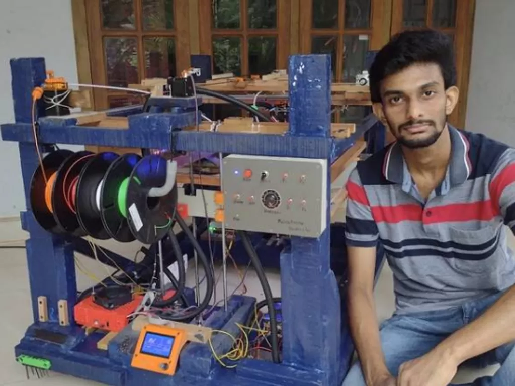 Mahasiswa ini menciptakan printer 3D sendiri. (Photo/Times of India)