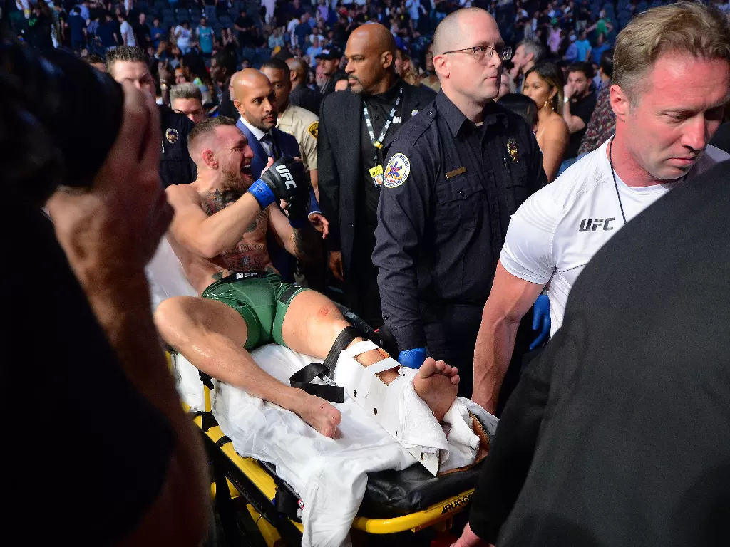 Conor McGregor patah tulang dalam duel dengan Dustin Poirier di UFC 264. (photo/REUTERS/Gary A. Vasquez)
