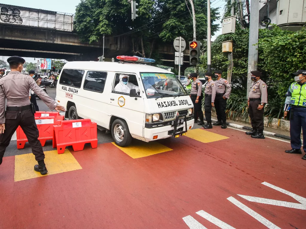 Ambulans melintas di Jalan Fatmawati yang ditutup di Jakarta (ANTARA FOTO/Rivan Awal Lingga/aww.)