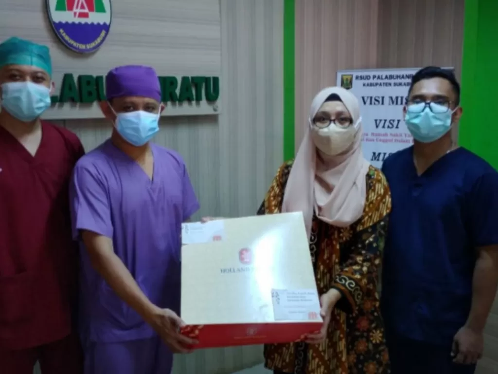 92 rumah sakit pemerintah di Jawa Barat, di antaranya RSUD Sagaranten dan RSUD Palabuhanratu Kab. Sukabumi mendapatkan kue penyemangat dari Gubernur Jawa Barat Ridwan Kamil. (photo/ANTARA/HO-Humas Pemprov Jabar)