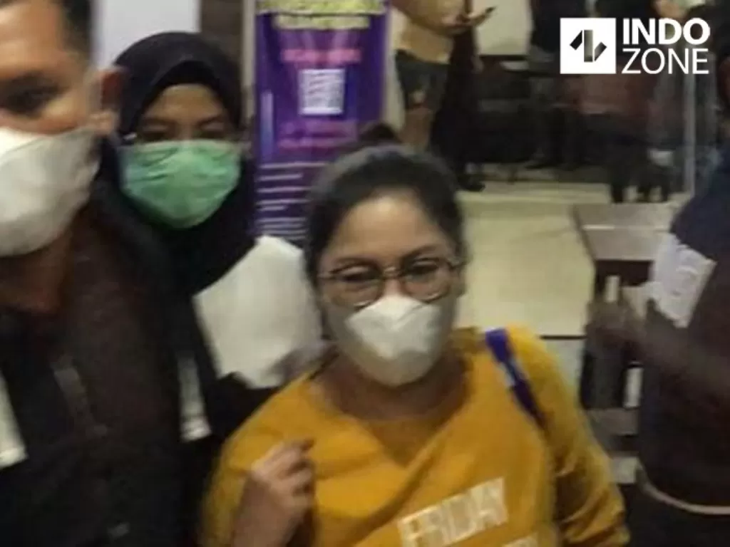 Dokter Lois Owien (jaket kuning) di Mapolda Metro Jaya, Jakarta. (INDOZONE/Samsudhuha Wildansyah)