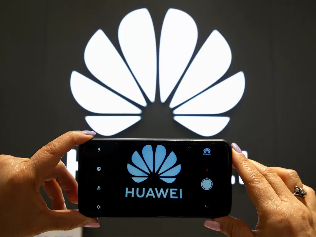 Tampilan logo perusahaan teknologi asal China, Huawei (photo/REUTERS/Rodrigo Garrido)