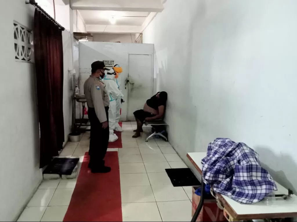 TKP penemuan jasad pria tanpa identitas di Masjid di Bekasi. (Dok Istimewa).