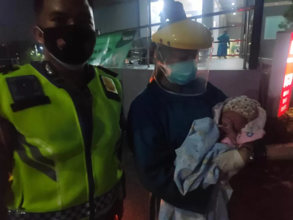 Petugas polisi membantu pengawalan ibu yang ingin melahirkan foto (dok Ditlantas Polda Metro Jaya.)