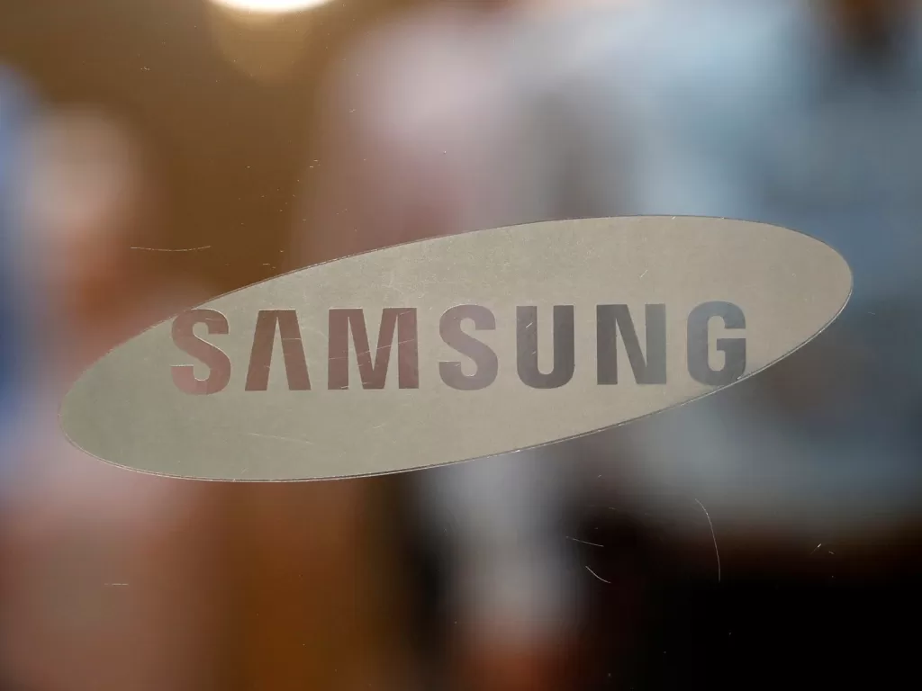 Tampilan logo perusahaan teknologi asal Korea Selatan, Samsung (photo/REUTERS/Kim Hong-Ji)
