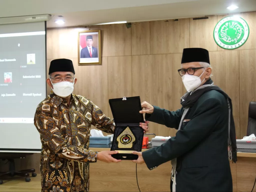 Menko PMK Muhadjir Effendy (kiri)  saat bersilahturahmi ke Majelis Ulama Indonesia (MUI). (Istimewa)