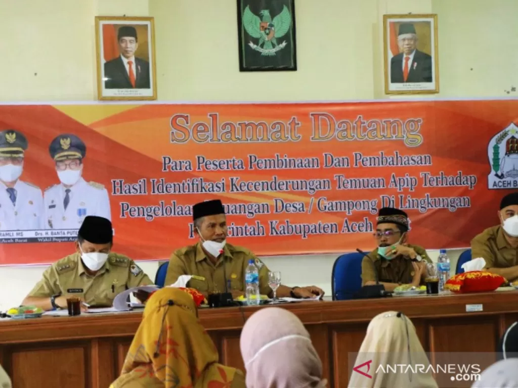 Sekretaris Daerah Kabupaten Aceh Barat Marhaban (dua dari kiri) memberikan pengarahan kepada ratusan aparatur desa yang dipusatkan di Aula Kantor Inspektorat setempat di Meulaboh, Selasa (13/7/2021). (ANTARA/HO-Dok. Pemkab Aceh Barat) 