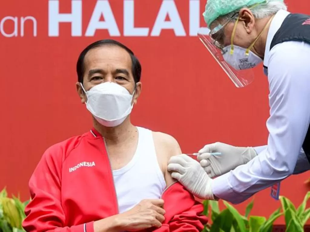 Presiden Republik Indonesia, Joko Widodo, sedang disuntik vaksin Covid-19 (Foto/Sekretariat Presiden)
