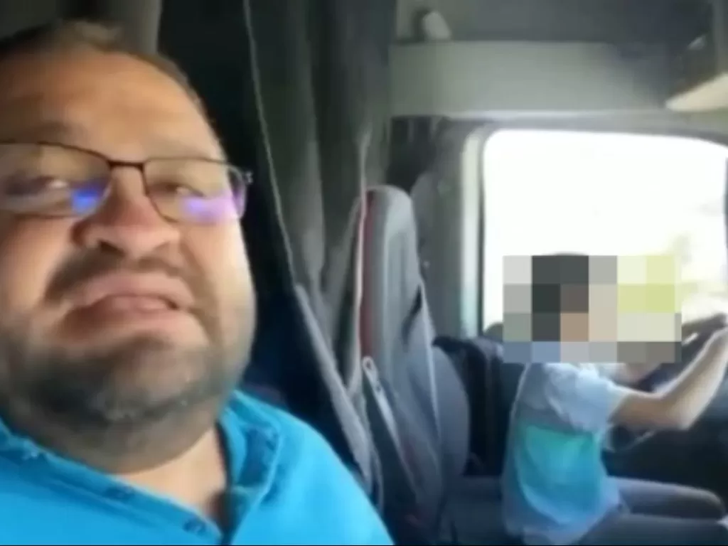 Sang ayah rekam anaknya membawa truk di jalan raya. (Instagram/@qualificados_101)