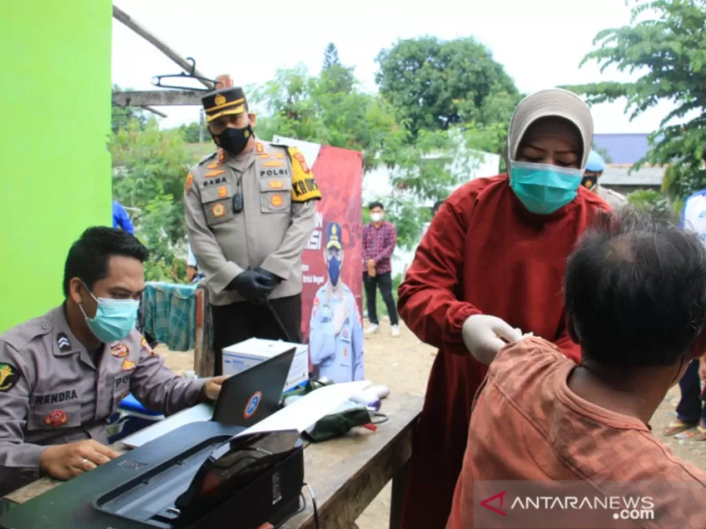 Ilustrasi Kapolres Karawang AKBP Rama Samtama Putra saat meninjau vaksinasi. (ANTARA/Ali Khumaini/dok)