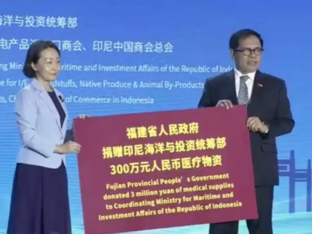 Pemerintah China memberikan bantuan alat medis dan vaksin senilai 7,8 juta dolar AS kepada Indonesia. (ANTARA/HO Kemenko Kemaritiman dan Investasi)