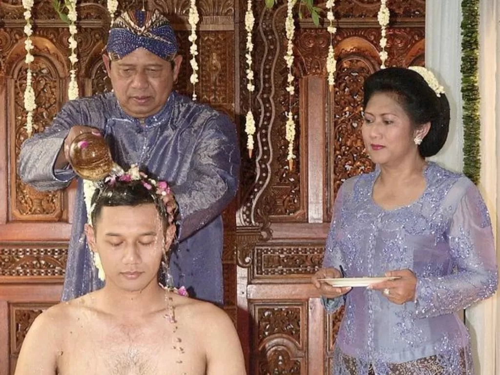 Kenangan SBY dan Ani Yudhoyono saat Melakukan Siraman. (Instagram/@annisayudhoyono)