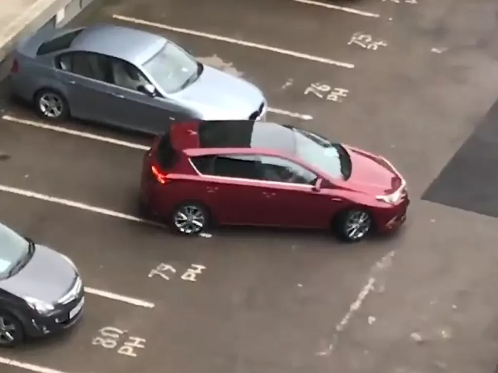 Mobil Toyota di Inggris yang terlihat kesulitan saat ingin parkir mundur (photo/Twitter/@TheSun)