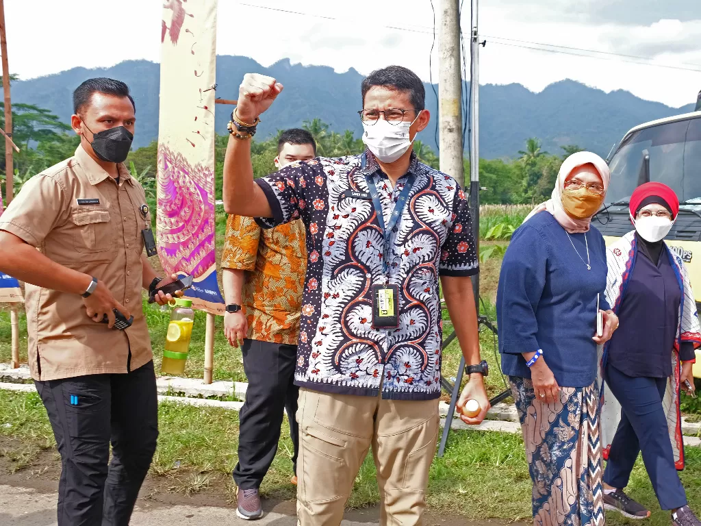 Menteri Pariwisata dan Ekonomi Kreatif Sandiaga Uno (tengah) menyapa warga saat menghadiri acara Sound of Borobudur di Balkondes Karanrejo, Borobudur, Magelang, Jawa Tengah, Kamis (24/6/2021). ( ANTARA FOTO/Anis Efizudin)