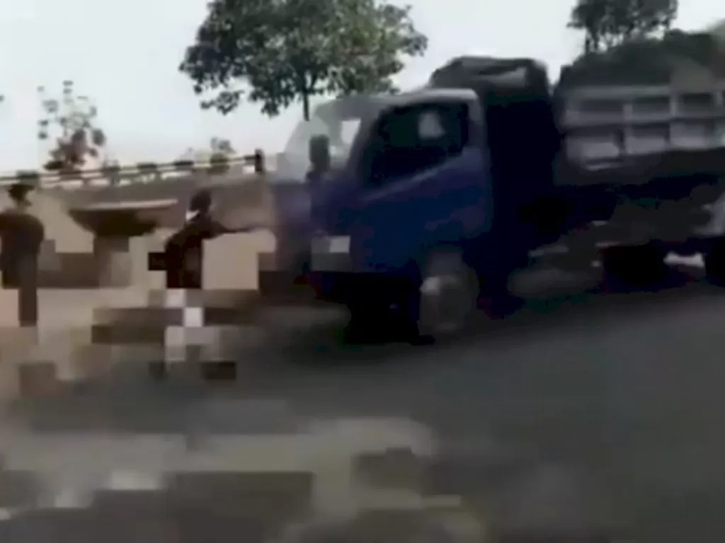 Remaja di Bekasi terlindas truk saat bikin konten dengan menyetop truk lewat. (ist)