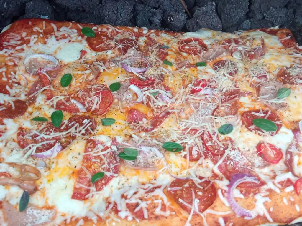 Masak pizza di gunung berapi. (Instagram/@pizzapacayadedavid)