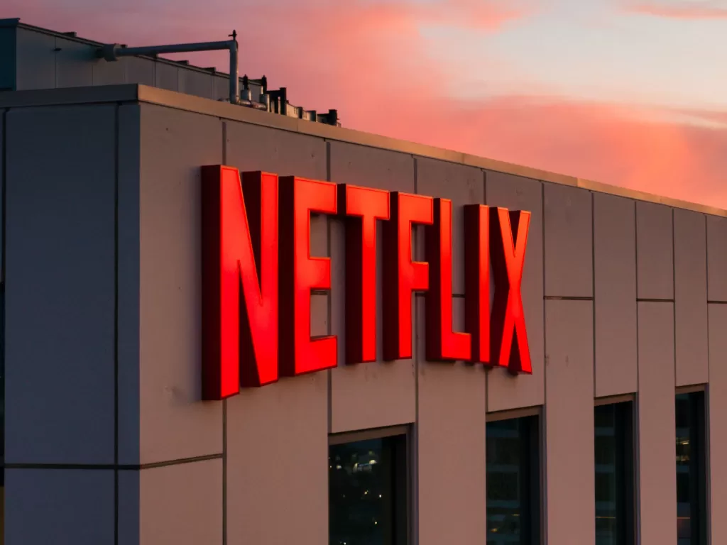 Tampilan logo perusahaan layanan streaming film Netflix (photo/Unsplash/Cameron Venti)