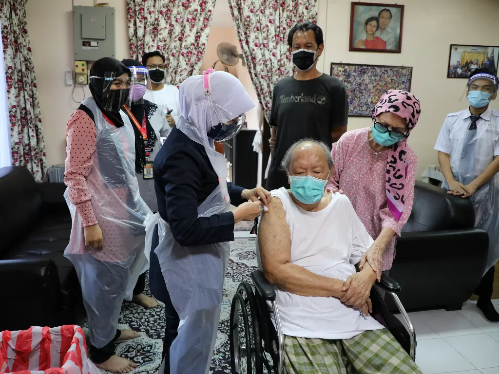 Vaksinasi COVID-19 untuk lansia di Malaysia. (REUTERS/Lim Huey Teng)