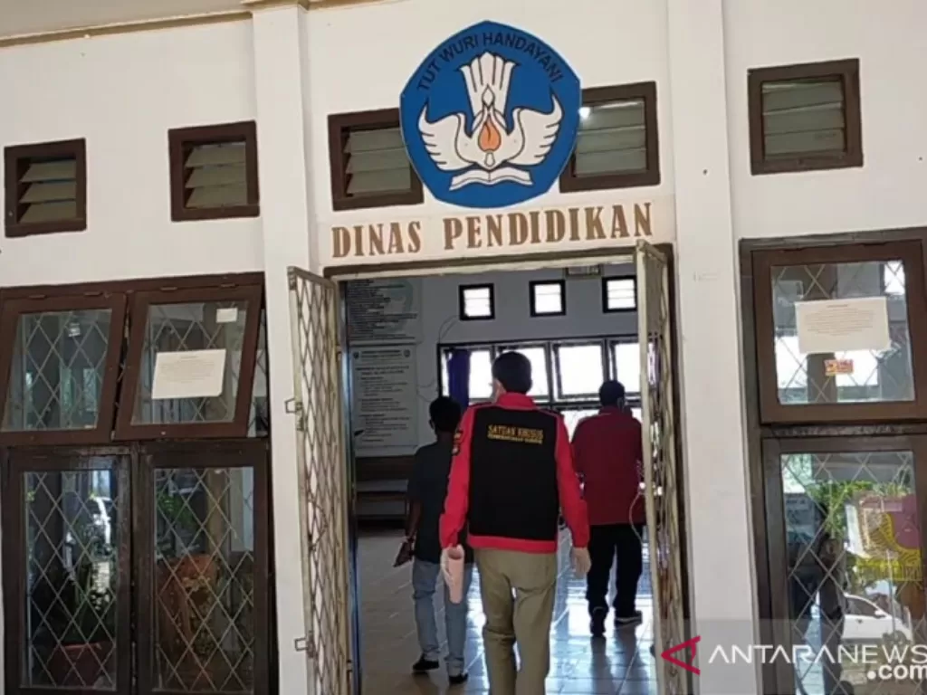 Tim penyidik pidana khusus Kejaksaan Tinggi (Kejati) Bengkulu saat menggeledah kantor Dinas Pendidikan Kabupaten Seluma, Provinsi Bengkulu terkait penyidikan kasus dugaan korupsi penggunaan dana BOS tahun 2020. (photo/ANTARA/Carminanda)