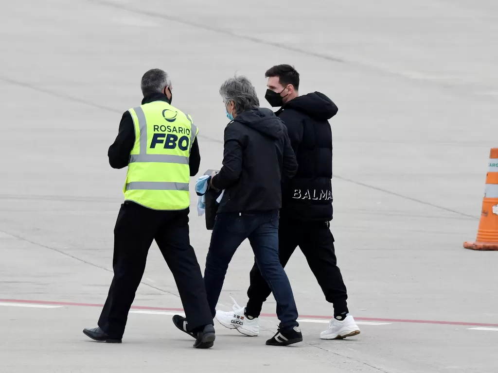 Messi dan sang ayah, Jorge Messi saat berada di bandara. (photo/REUTERS/STRINGER)