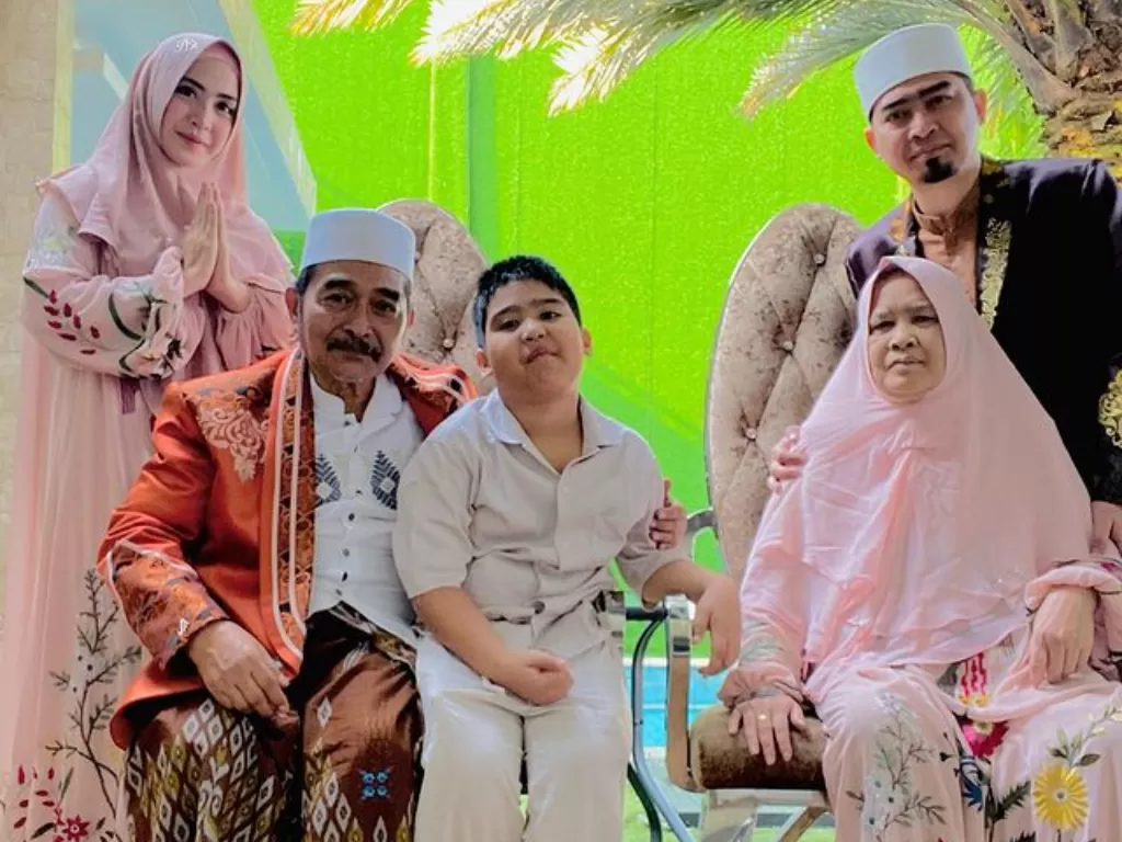 Keluarga Ustaz Solmed. (Instagram/@apriljasmine85)