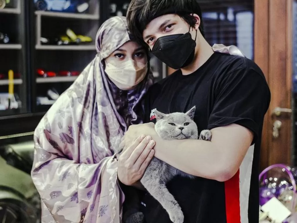 Atta Halilintar, Aurel Hermansyah dan kucing peliharaannya. (Instagram/@attahalilintar)