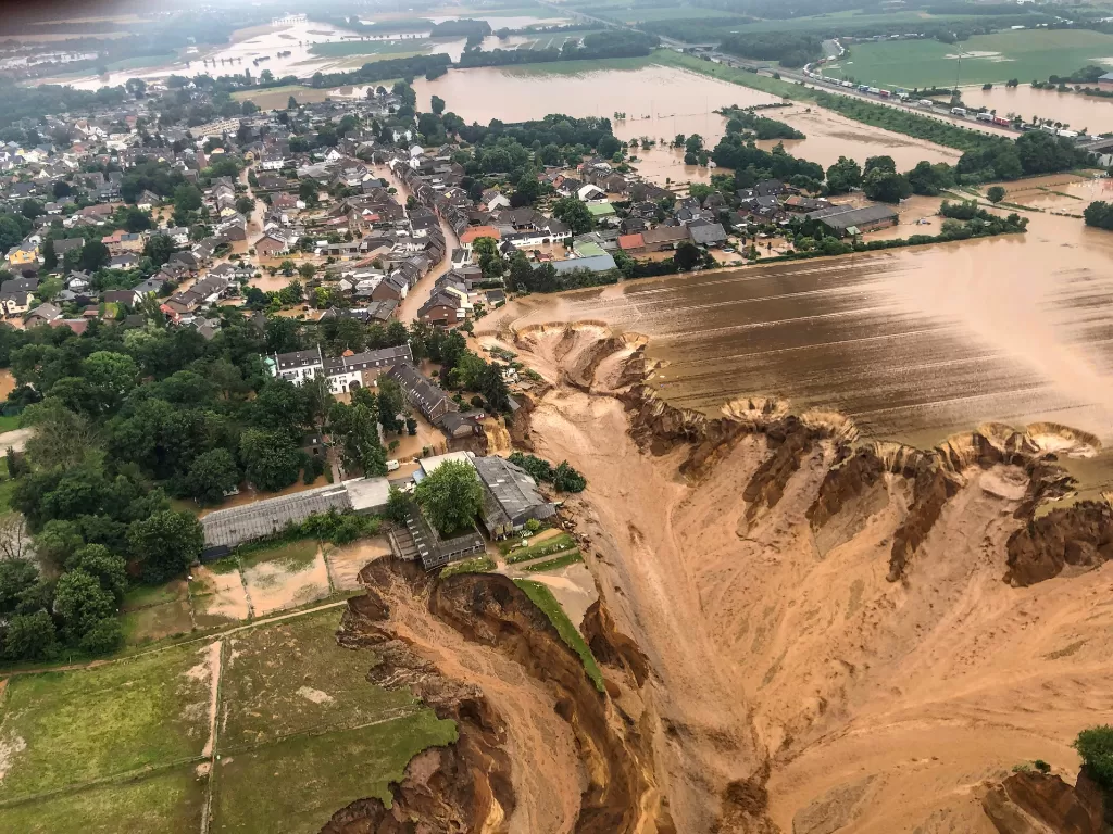 Pemandangan udara setelah banjir di Erftstadt-Blessem, Jerman, 16 Juli 2021.  (photo/REUTERS/Rhein-Erft-Kreis)