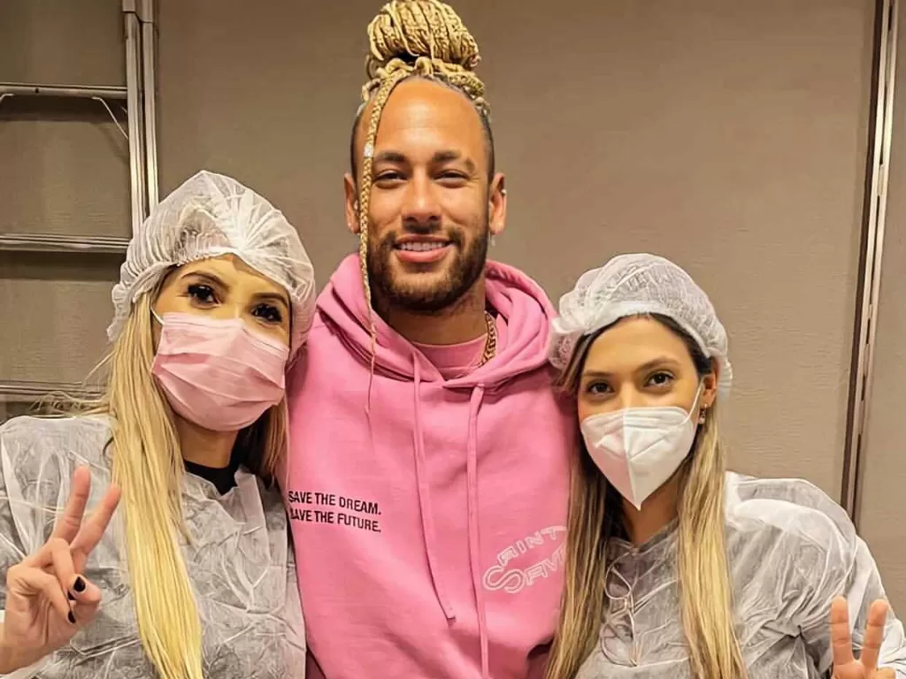 Neymar pamer gaya rambut baru (Twitter).