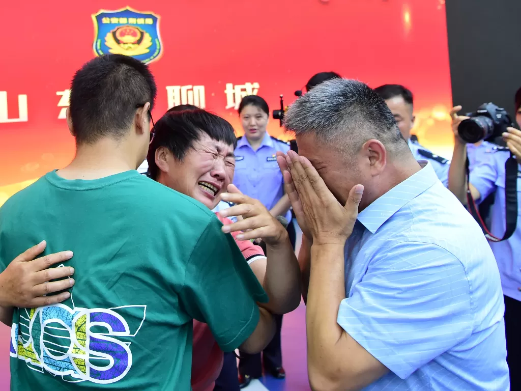 Pertemuan Guo Gangtang dan istrinya dengan putra mereka yang hilang diculik (Reuters)