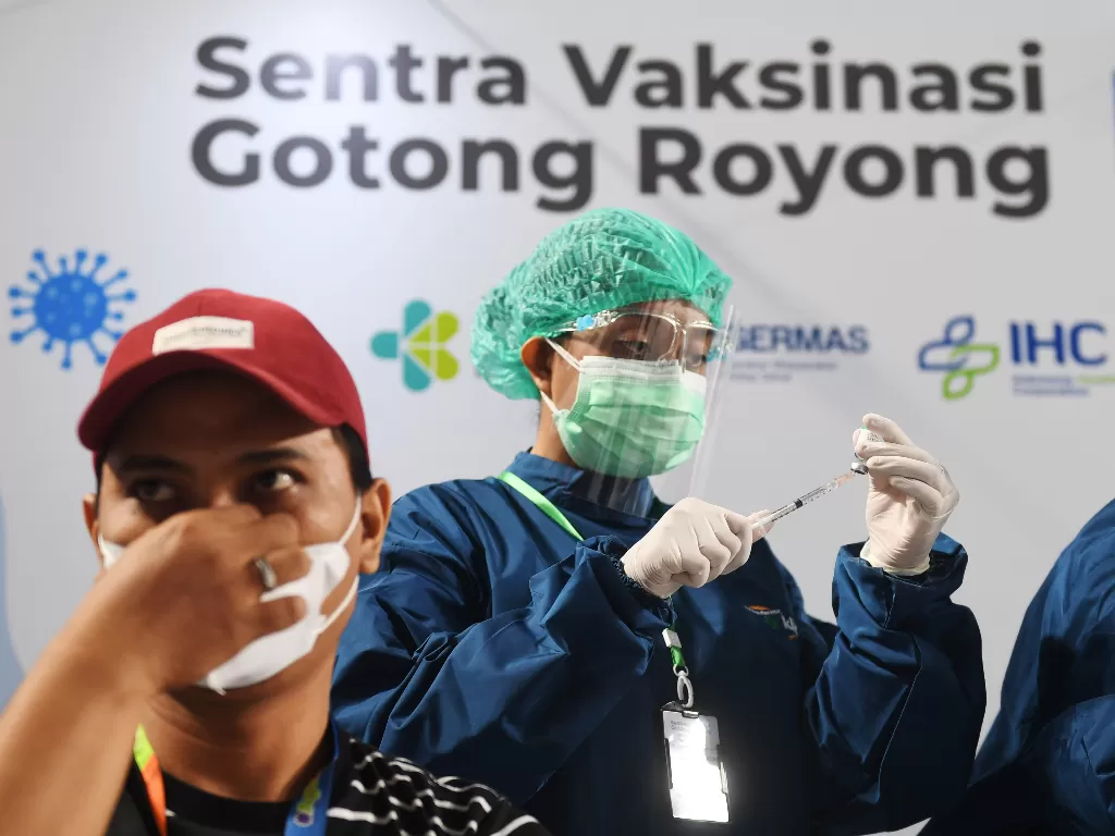 Vaksinasi kepada seorang karyawan bank di Sentra Vaksinasi Gotong Royong Perbanas(ANTARA FOTO/Akbar Nugroho Gumay/PRAS.)