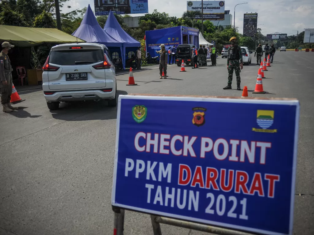  Petugas kepolisian menghentikan kendaraan dari luar Kota Bandung saat operasi yustisi PPKM Darurat di Gerbang Keluar Tol Pasteur, Bandung, Jawa Barat, Sabtu (10/7/2021) (photo/ANTARA FOTO/Raisan Al Farisi/ilustrasi)
