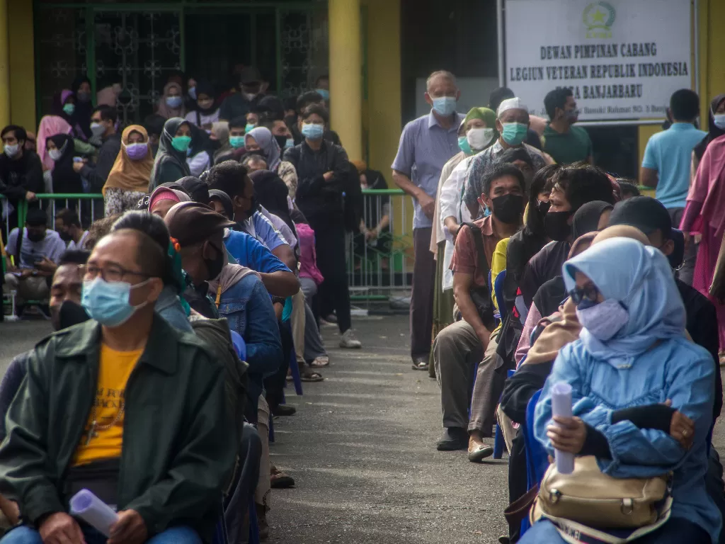 Warga antre mengikuti vaksinasi COVID-19 di Gedung Bina Satria, Banjarbaru, Kalimantan Selatan (ANTARA FOTO/Bayu Pratama S.)