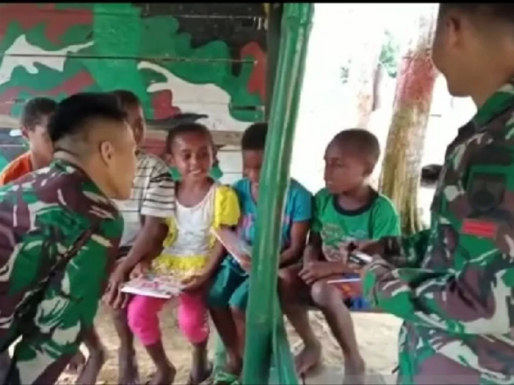 Personel Satgas Pamtas Batalion Infantri 403/Wirasada Pratista memberikan bantuan peralatan sekolah kepada anak-anak Kampung Iwur di Kabupaten Pegunungan Bintang, Papua. (ANTARA/HO-Penerangan Kodam XVII/Cenderawasih)